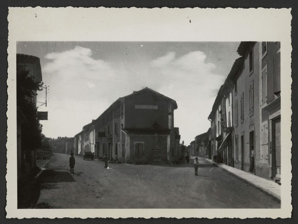 Rue du village près de la gendarmerie