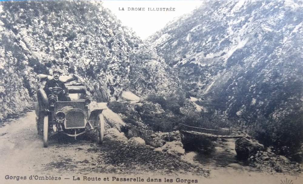 Gorges d'Omblèze - La Route et Passerelle dans les Gorges