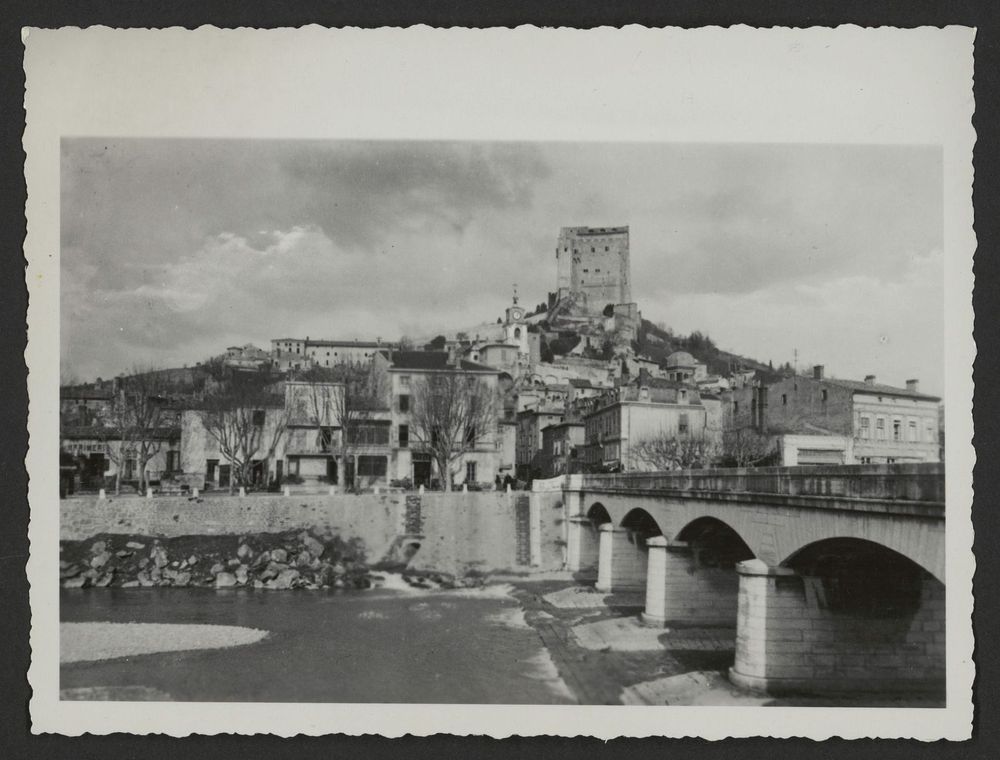 Vue générale face au nord vers l'année 1905, en haut et à gauche de l'hôpital-Hospice avant la construction des nouveaux bâtiments