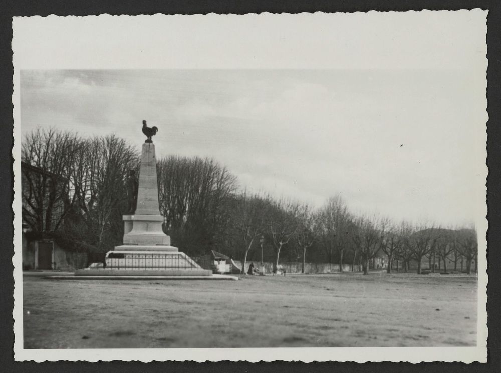 Le monument élévé aux défenseurs de la liberté au coup d'Etat du 2 décembre 1851, œuvre du statuaire drômois Maurice Bouval, inauguré en septembre 1910 par M. Dujardin-Baumetz, sous-secrétaire d'état aux Beaux-Arts