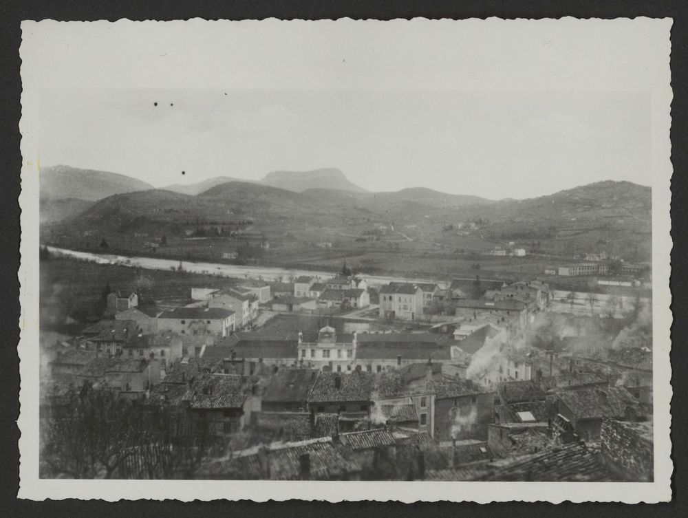 Vue prise des hauts quartiers, face au sud. Au 1er plan, l'école des garçons. Au fond la vallée de la Drôme et la montagne de Roche-Colombe