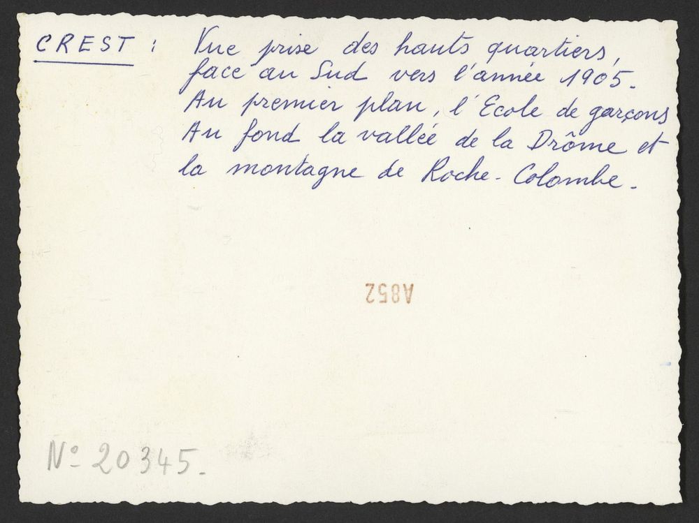 Vue prise des hauts quartiers, face au sud. Au 1er plan, l'école des garçons. Au fond la vallée de la Drôme et la montagne de Roche-Colombe