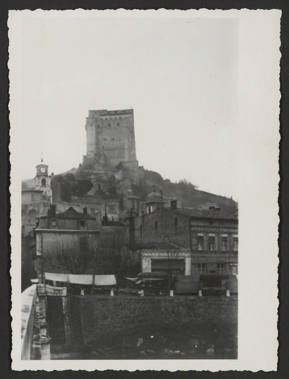 Vue générale, face au nord. Au 1er plan, le café Gauthier. A côté le Cercle de Crest fondé en 1806, dont les locaux sont aujourd'hui occupés par le bureau des P.T.T.