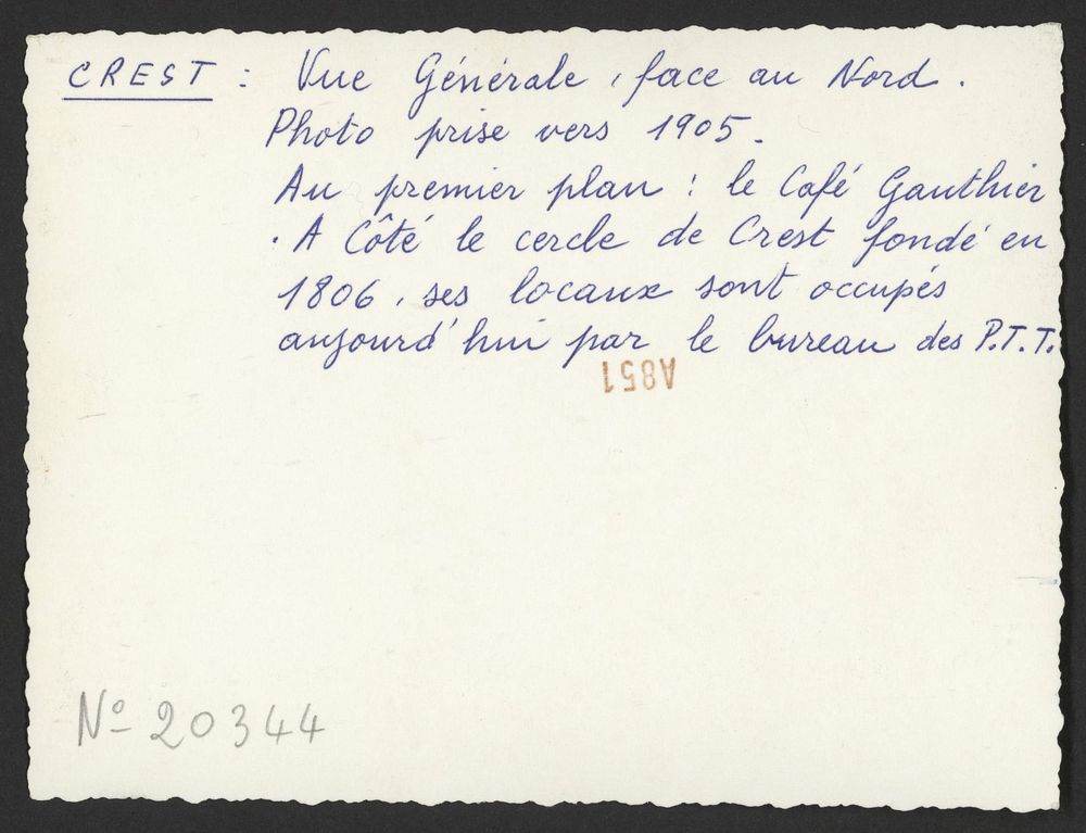 Vue générale, face au nord. Au 1er plan, le café Gauthier. A côté le Cercle de Crest fondé en 1806, dont les locaux sont aujourd'hui occupés par le bureau des P.T.T.