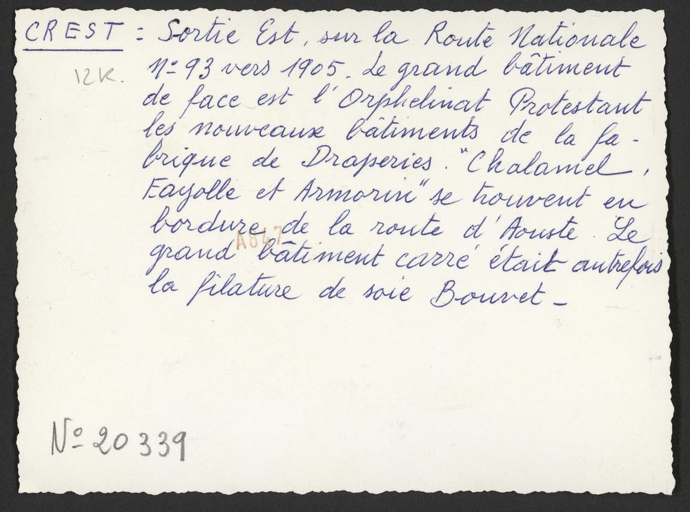 Sortie Est sur la route nationale n°93 vers 1905. Le grand bâtiment de face est l'Orphelinat Protestant ; les nouveaux bâtiments de la fabrique de draperies 