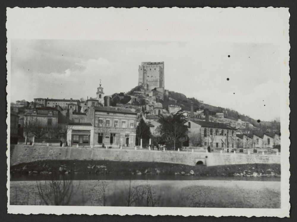 Vue générale vers l'année 1905. Au premier plan le café Gauthier et le Cercle de Crest fondé en 1806, occupé aujourd'hui par le bureau des P.T.T.La filature de soie VIEIL qui fait suite a été démolie et son emplacement fut acheté par la Caisse d'épargne d