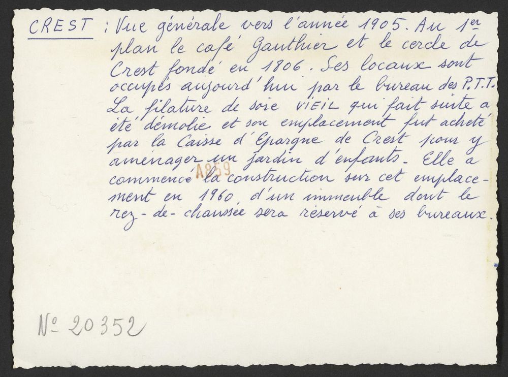 Vue générale vers l'année 1905. Au premier plan le café Gauthier et le Cercle de Crest fondé en 1806, occupé aujourd'hui par le bureau des P.T.T.La filature de soie VIEIL qui fait suite a été démolie et son emplacement fut acheté par la Caisse d'épargne d