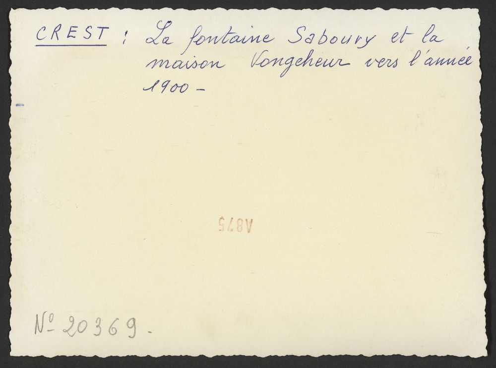 La fontaine de Saboury et la maison Vongeheur à Crest vers l'année 1900