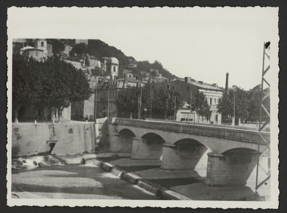 Le pont sur la Drôme . Détruit en 1940 par l'armée