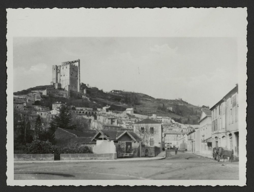 La rue Aristide Dumont, à gauche l'école des filles construite en 1893; à droite le théâtre de Crest aujourd'hui Vox-Cinéma appartient à la Société Immobilière La Fraternelle