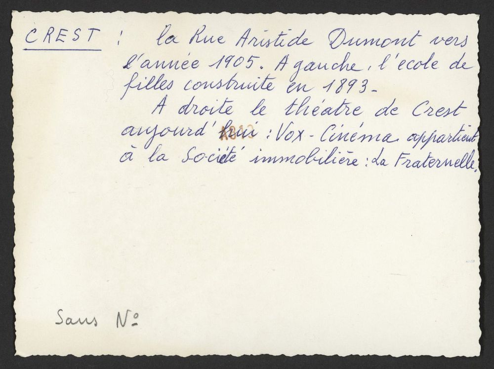 La rue Aristide Dumont, à gauche l'école des filles construite en 1893; à droite le théâtre de Crest aujourd'hui Vox-Cinéma appartient à la Société Immobilière La Fraternelle