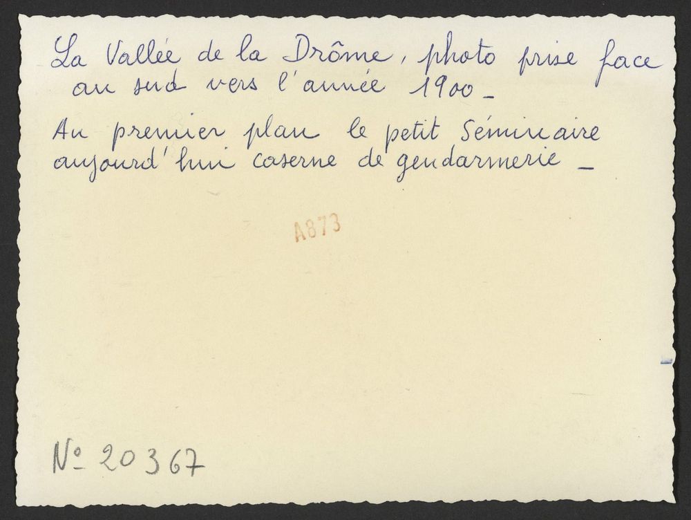 La vallée de la Drôme , photo prise face au sud. Au 1er plan le petit séminaire aujourd'hui caserne de gendarmerie