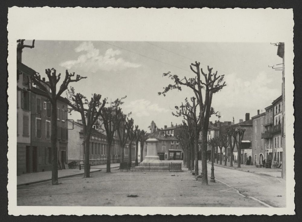 Le cours de Joubernon. Au 1er plan le monument élévé en souvenir des morts de la guerre 1914-1918