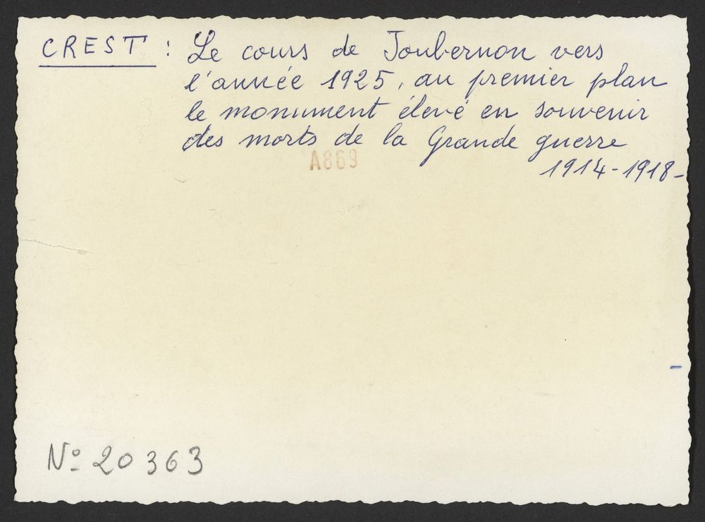 Le cours de Joubernon. Au 1er plan le monument élévé en souvenir des morts de la guerre 1914-1918