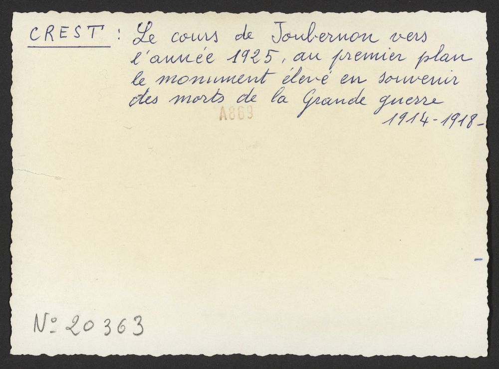 Le cours de Joubernon. Au 1er plan le monument élévé en souvenir des morts de la guerre 1914-1918