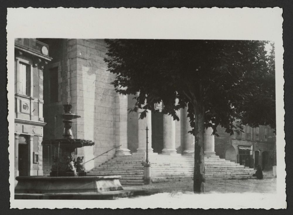 Eglise, rue de l'hôtel de ville à Crest.