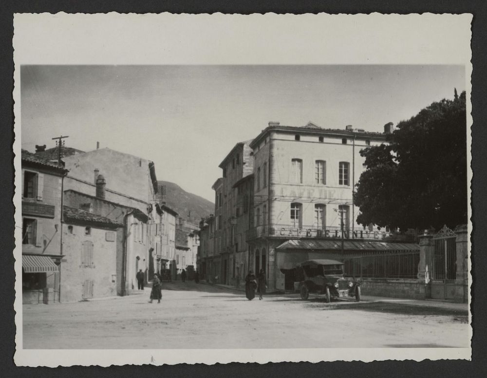 Place Chateauras et vue sur la grande rue