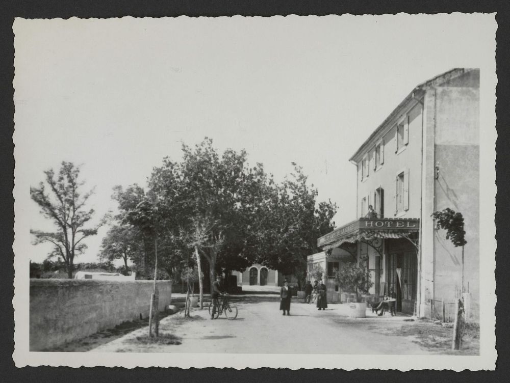 Rue de Donzére avec le café et l'hôtel de la gare