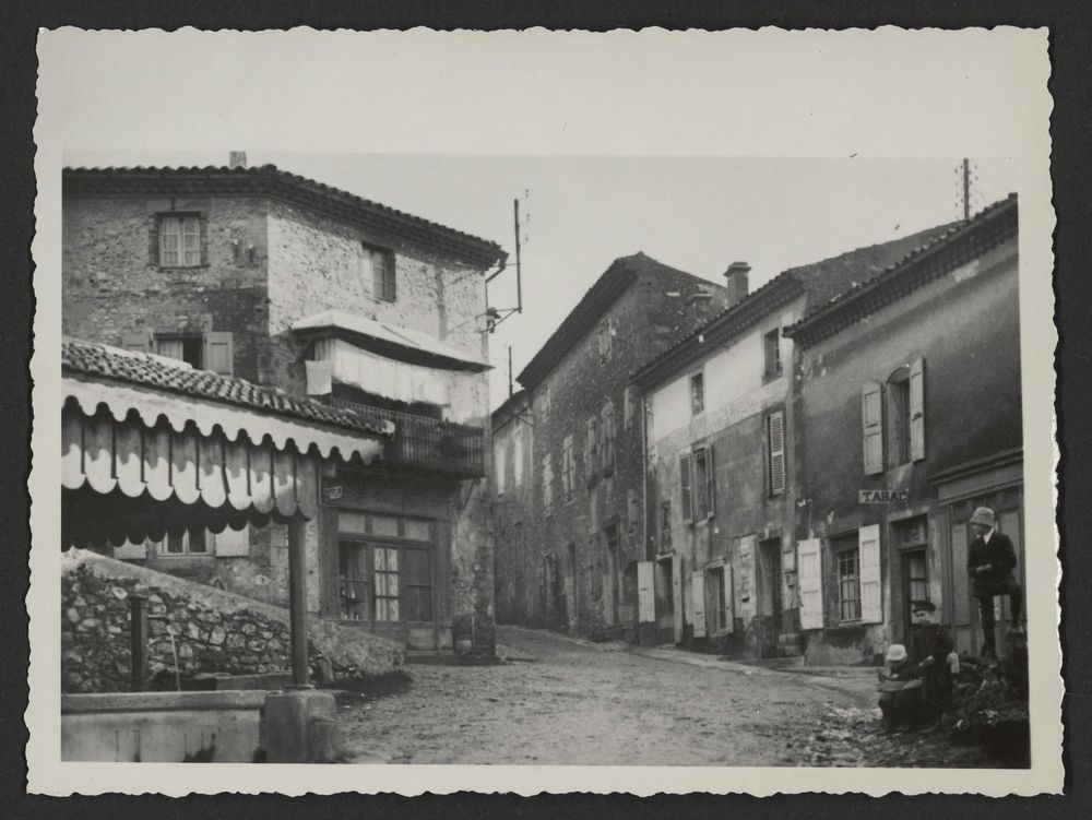 La grande rue et son lavoir