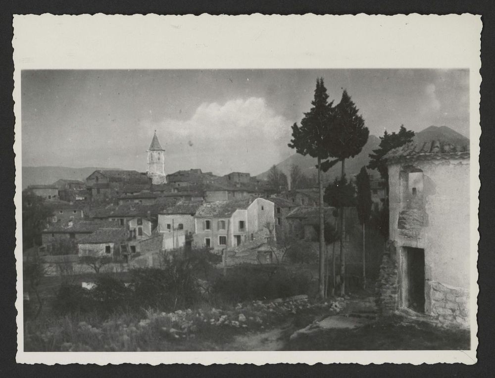 Le clocher et le village du côté de la rue de Chauveu