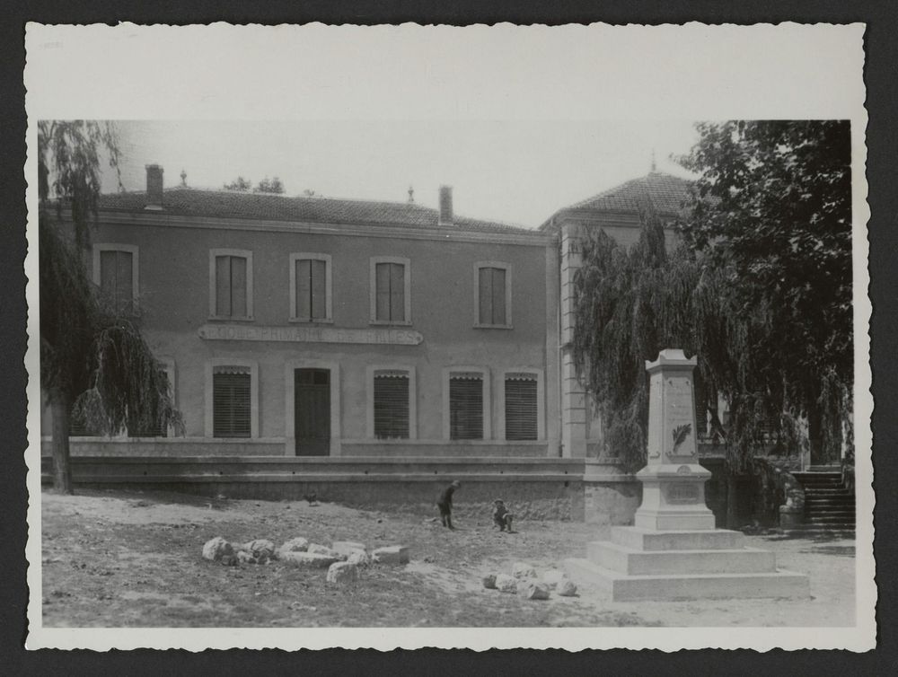 L'école nouvelle et le monument aux morts