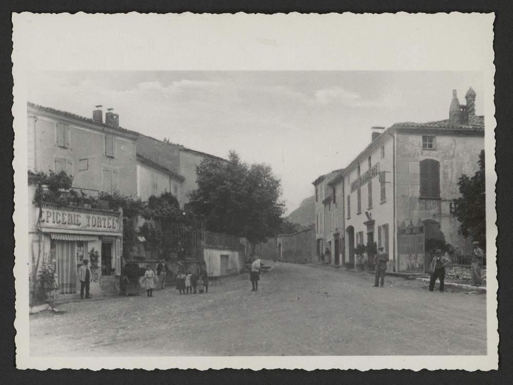 La place du midi en face de l'hôtel Garnier et de l'épicerie Tortel