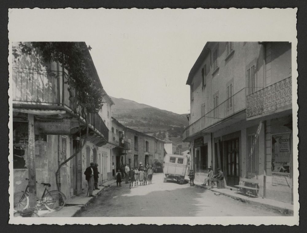 La rue principale du village au centre