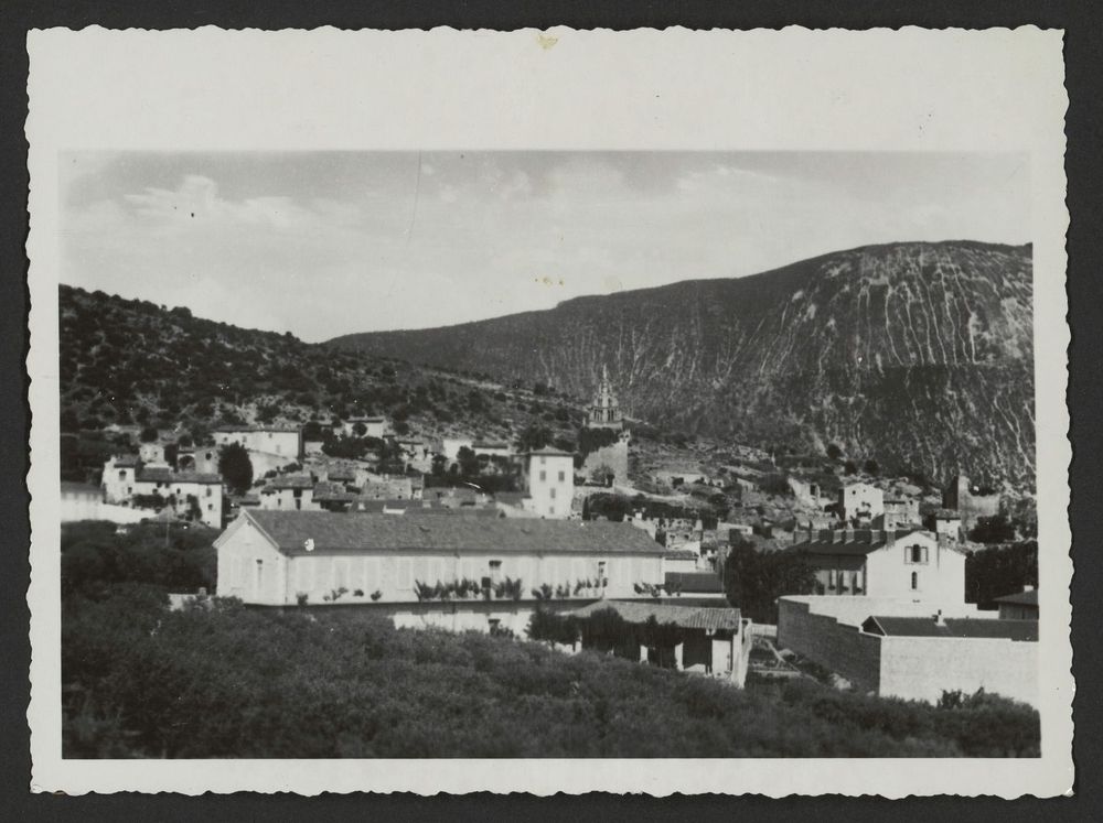 Vue générale de la Chapelle de N.D.  de Bon Secours et du patronage avec gendarmerie