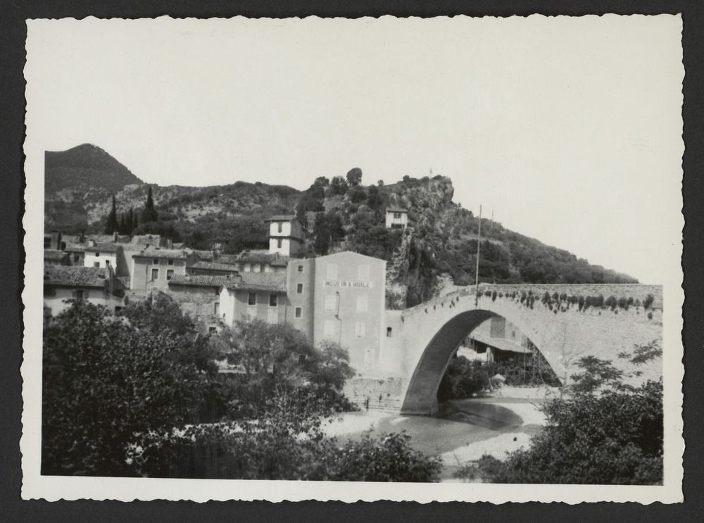 Pont sur l'Eygues  et pavillons Bernard au pied du Devès