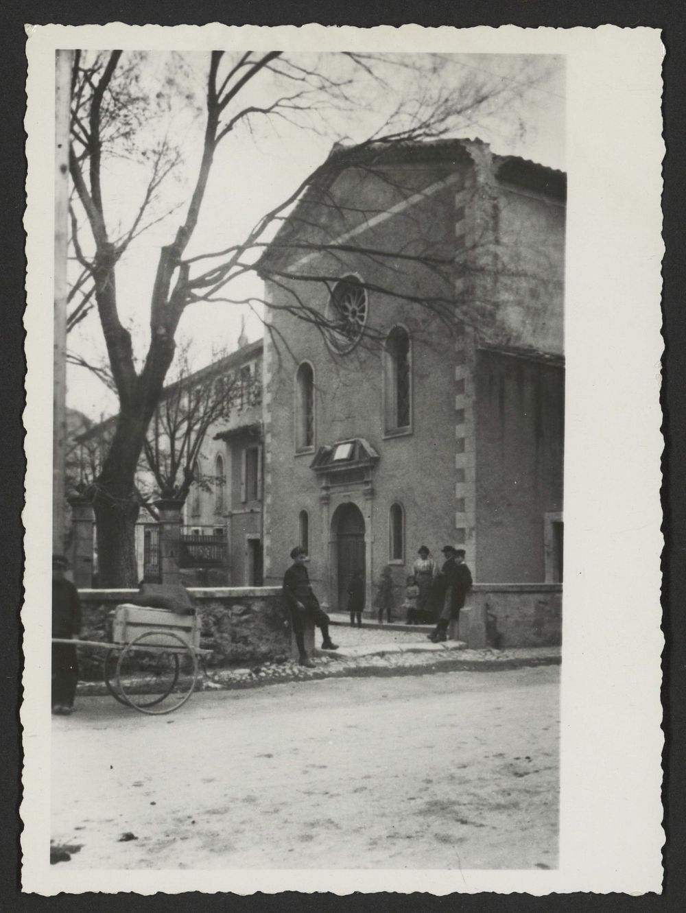 Entrée du temple et de l'hôpital. Ancien couvent des Récollets avec orme de Colbert