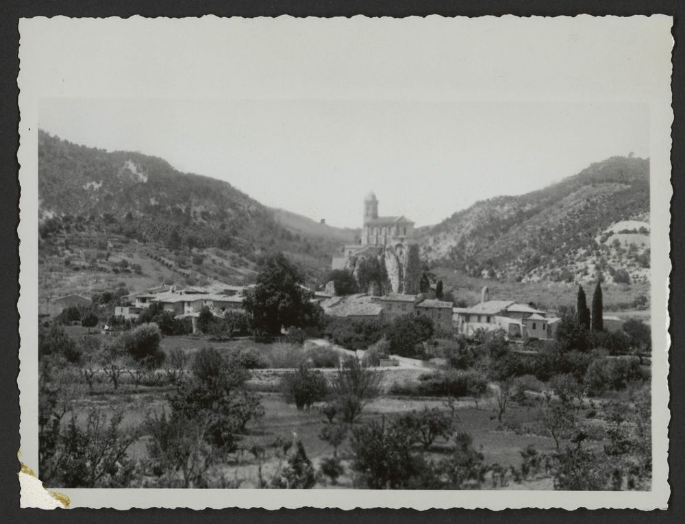 L'église sur son rocher au centre du village