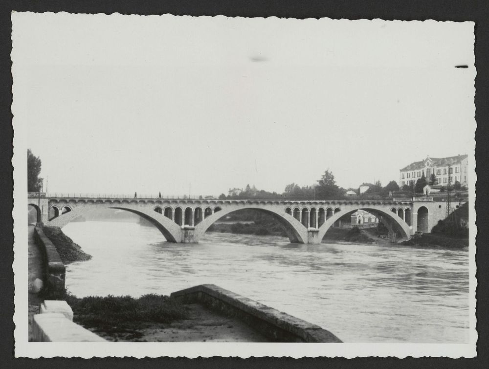 Nouveau pont et école supérieure de garçons de Bourg-de-Péage. Au 1er plan, le quai Chopin