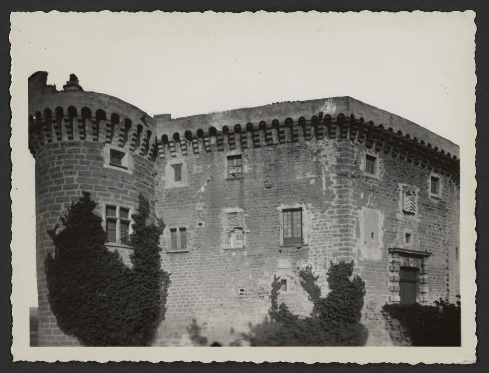 Le château, face ouest et porte d'entée du côté du parc ou de la garenne