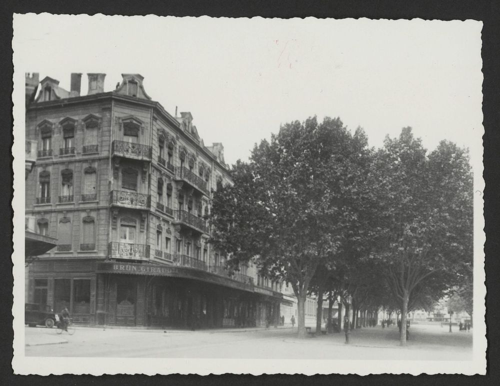 Le boulevard, de la place de la République à la fontaine. A gauche, angle de la rue Digonnet