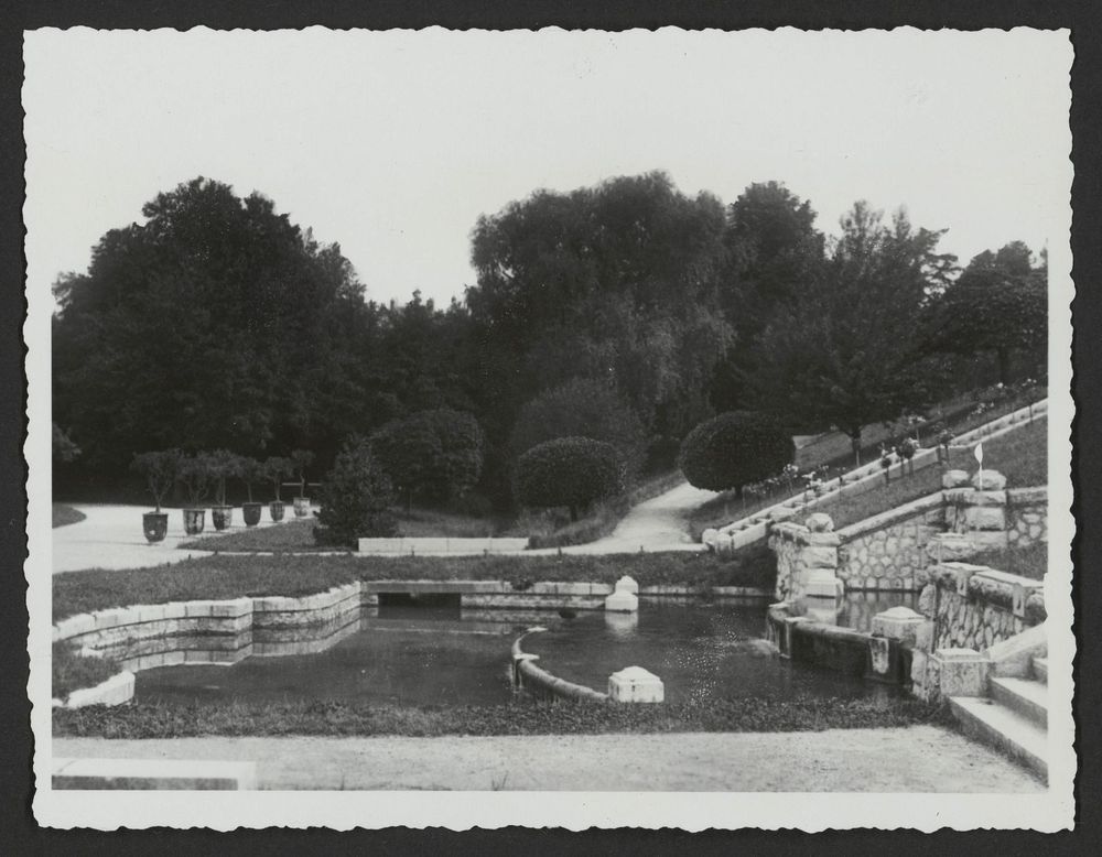 Le parc Jouvet. Pièce d'eau en contrebas du champ de Mars