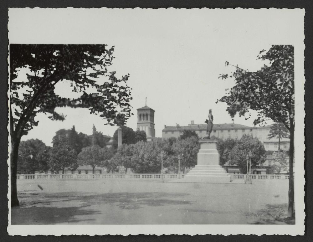 La place et la statue de Championnet, vues du Champ de Mars