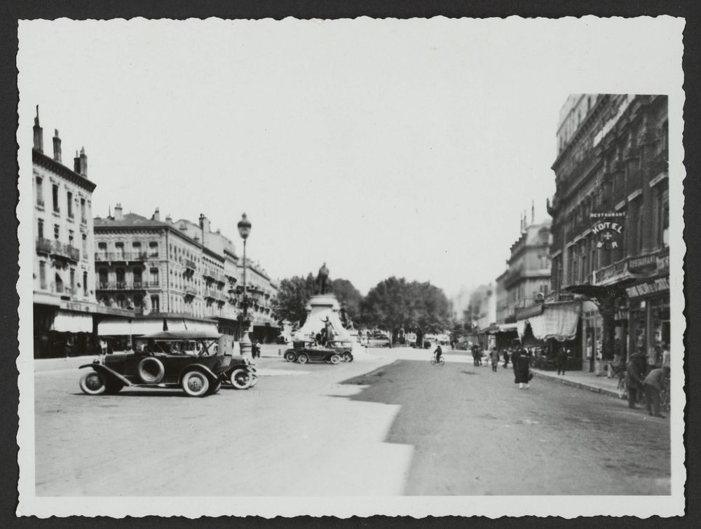 Place de la République dans le sens ouest-est. Monument d'Emile Augier