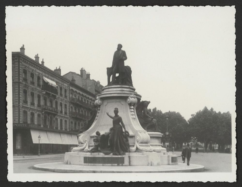 Place de la République. Monument d'Emile Augier. Au fond des allées, on devine la fontaine