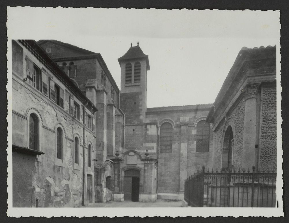 La cathédrale (entrée nord). A droite le pendentif