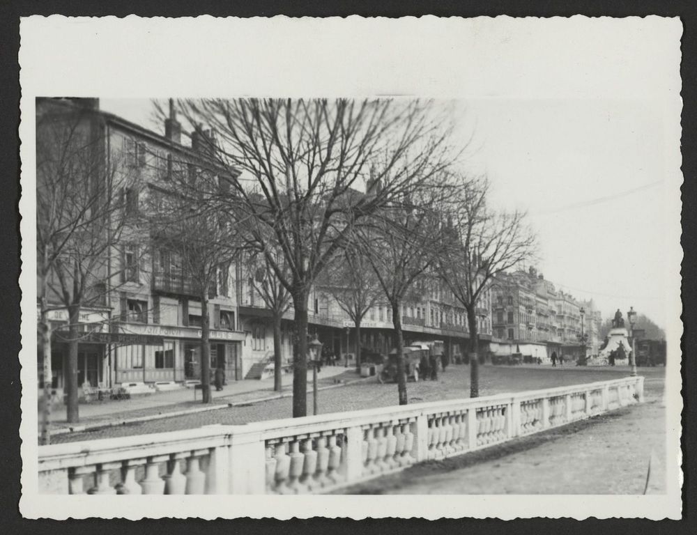 Place de la République avec le monument d'Emile Augier, vus de la place Championnet. A gauche, le boulevard Gambetta