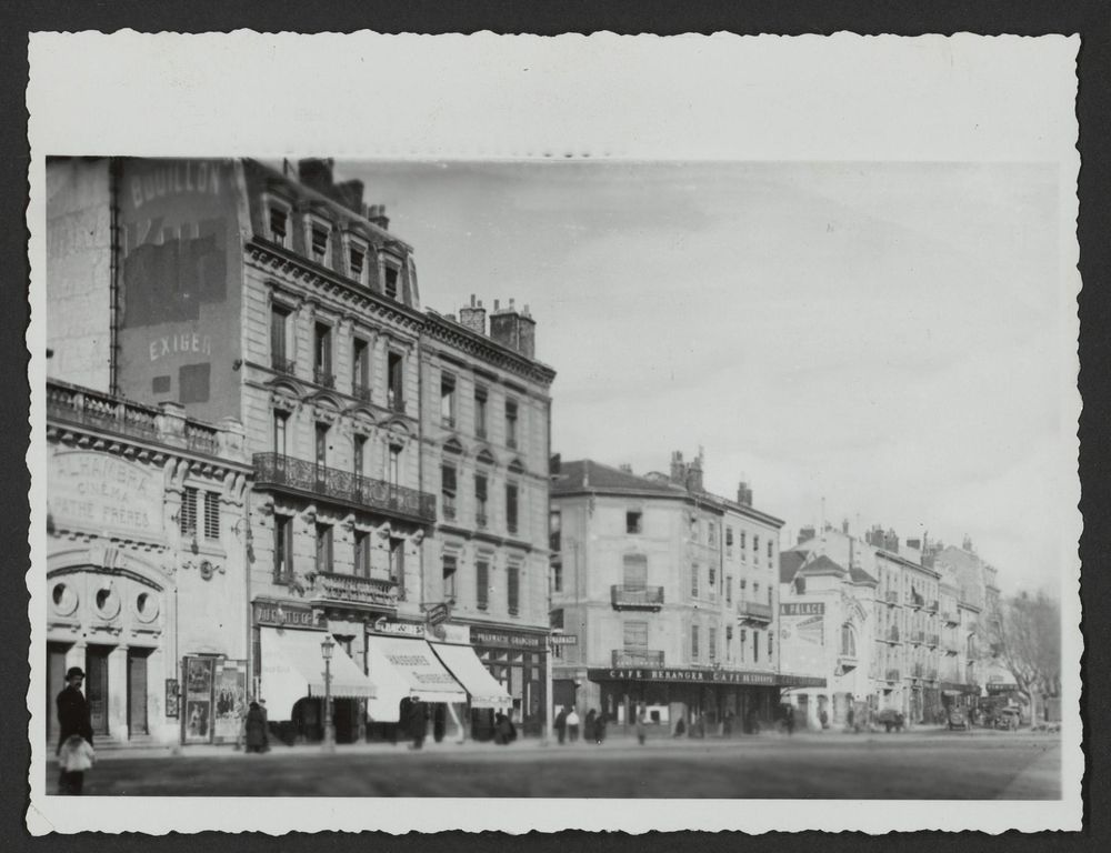 Place Madier Montjau. Immeubles côté ouest avec l'entrée de la rue Madier Montjau