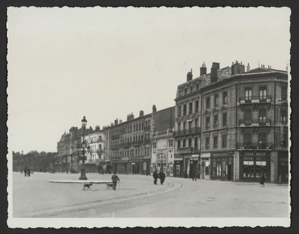 Place Madier Montjau dans le sens nord-sud. Immeubles côté ouest du boulevard