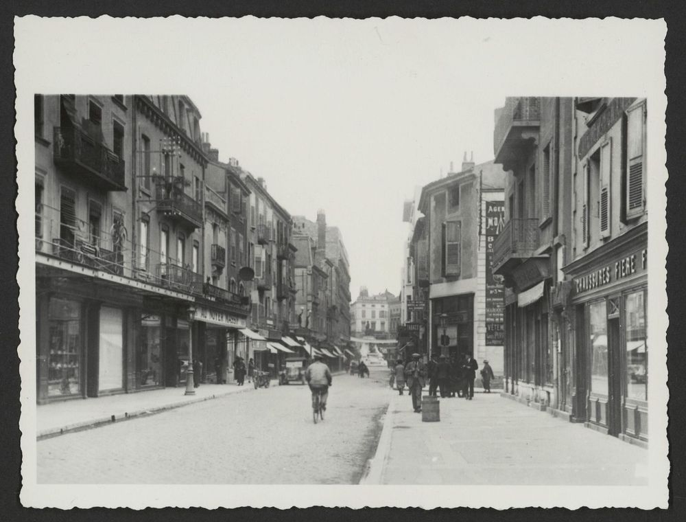 L'avenue Victor Hugo, tronçon compris entre l'avenue de la gare et la place de la République.A droite, la rue Pasteur. Au fond, le monument d'Emile Augier