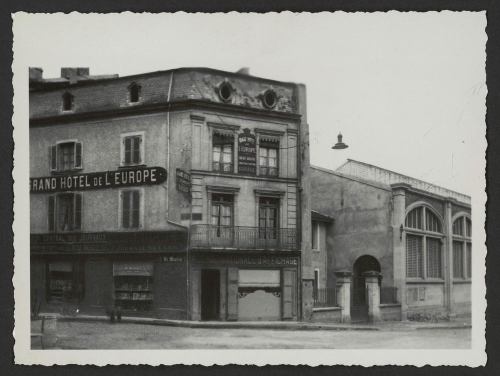 Le haut des Halles et l'angle de la rue Saint-Nicolas