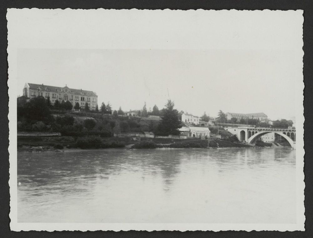 Ecole supérieure de garçons de Bourg-de-Péage, Société d'Aviron au bord de l'Isère et école des Maristes à droite.