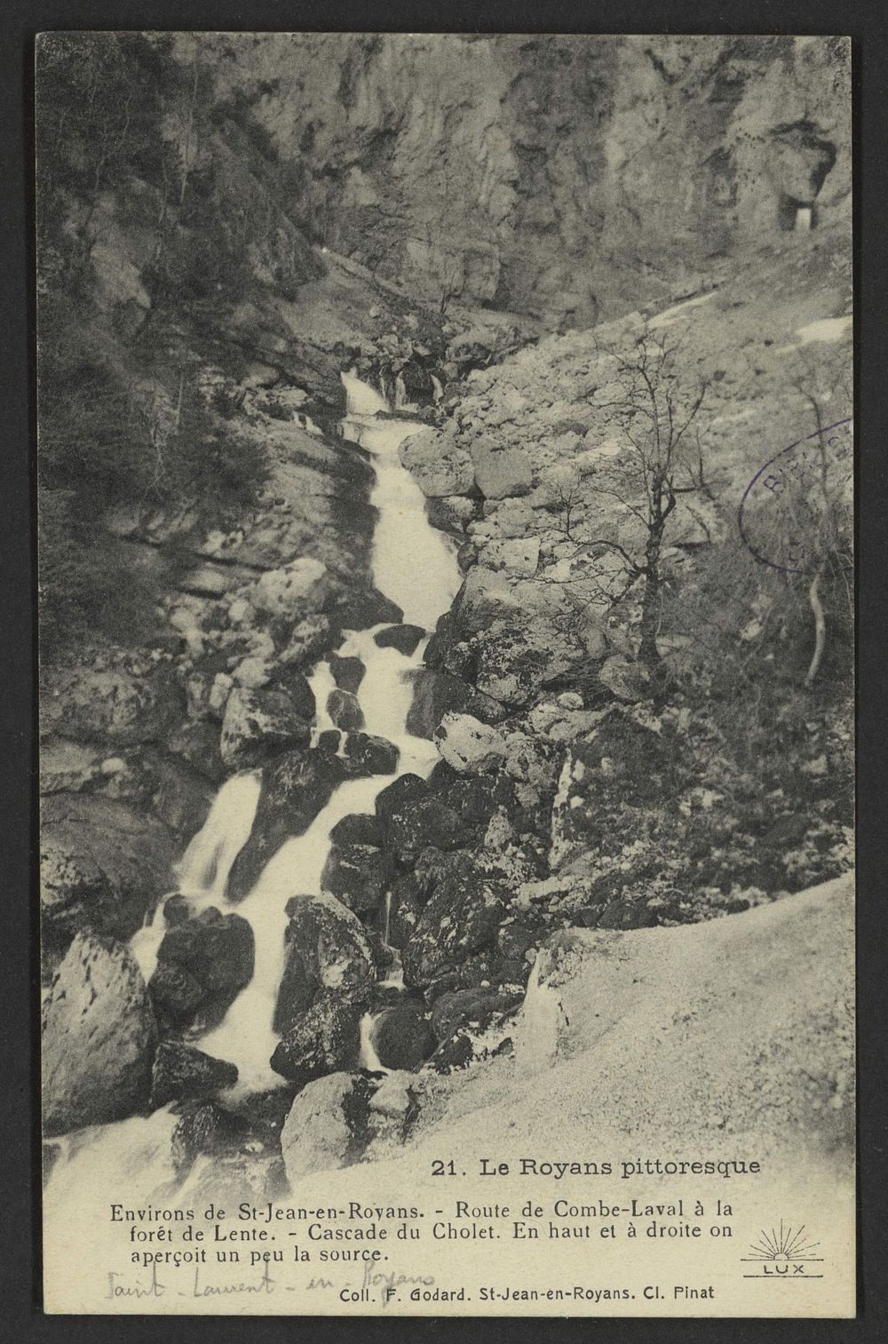 Environs de Saint-Jean-en-Royans. - Route de Combe-Laval à la forêt de Lente. Cascade du Cholet. En haut et à droite on aperçoit un peu la source