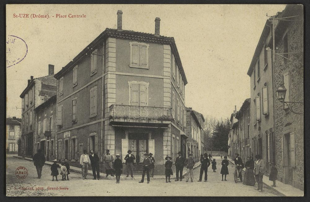 St-Uze (Drôme) - Place Centrale