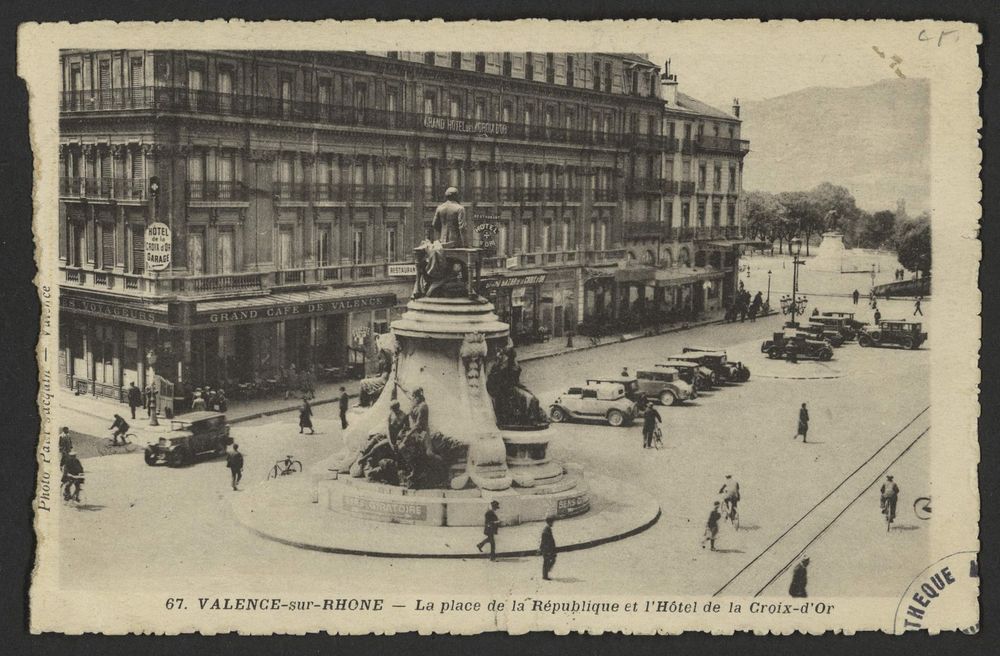 Valence-sur-Rhône - La Place de la République et l'Hôtel de la Croix d'Or