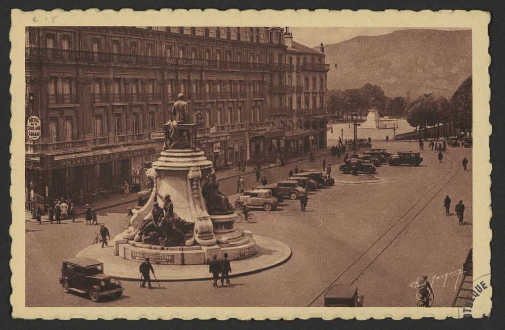 Valence - Statue d'Émile Augier - Place de la République et l'Hôtel de la Croix d'Or