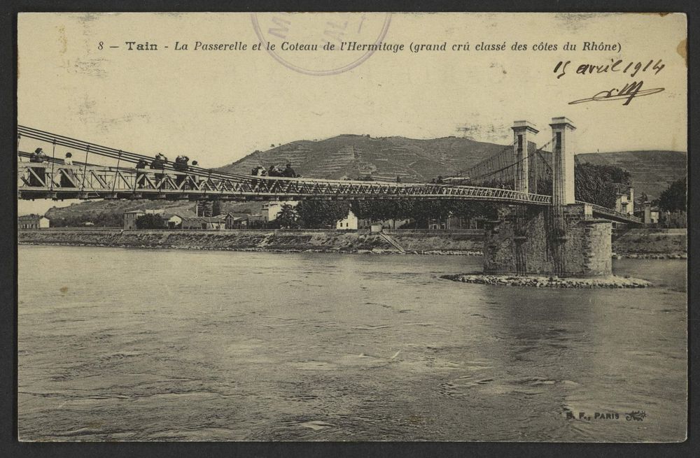 Tain - La Passerelle et le Coteau de l'Hermitage (grand cru classé des côtes du Cours d'eau)